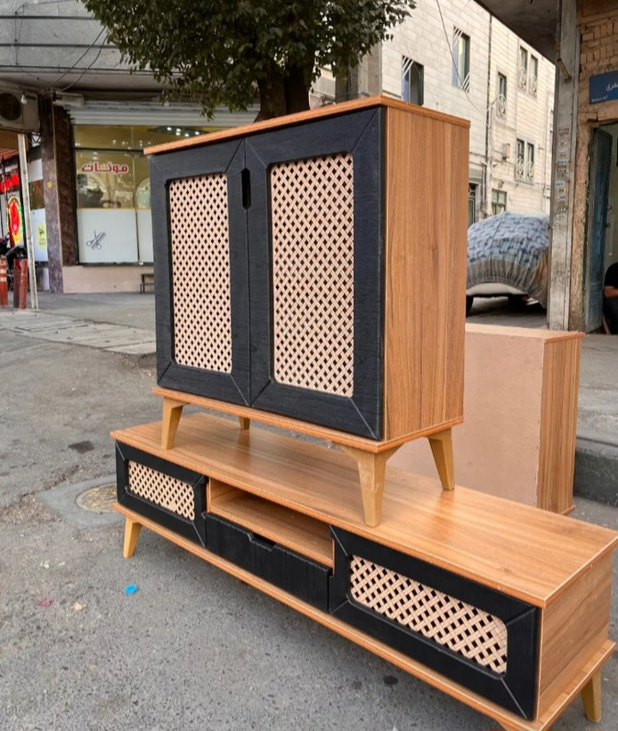 جاکفشی و میز تی وی